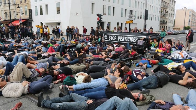 DIE-IN GÉANT – INAUGURATION CITÉ DU VIN – BORDEAUX – VIDÉO